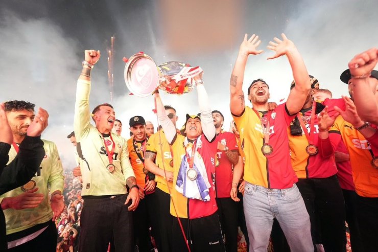 ŞAMPİYON GALATASARAY, KUPASINI YENİKAPI’DA ALDI