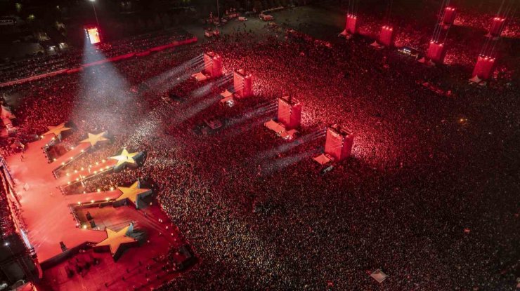 ŞAMPİYON GALATASARAY, KUPASINI YENİKAPI’DA ALDI