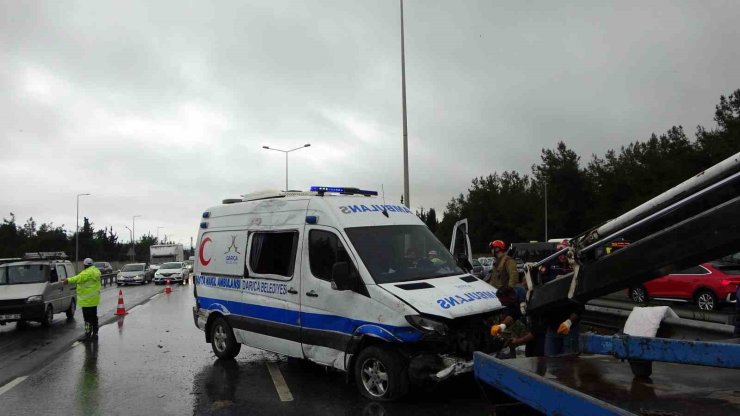 TUZLA’DA HASTA NAKİL AMBULANSI YAN YATTI: 3 YARALI
