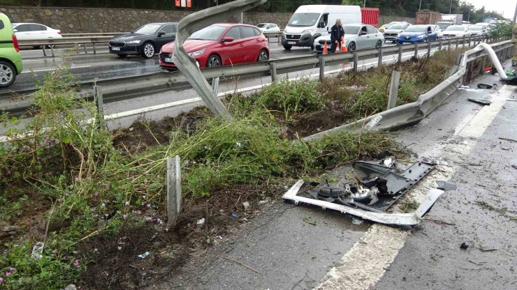 TUZLA’DA HASTA NAKİL AMBULANSI YAN YATTI: 3 YARALI
