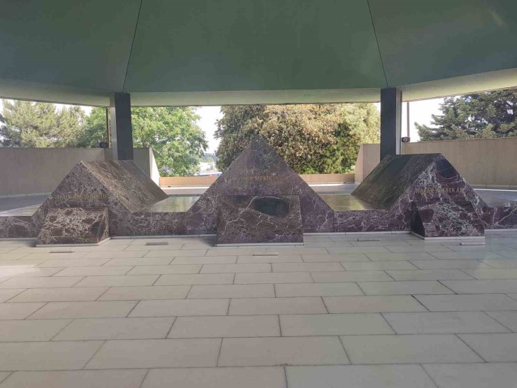 AK PARTİ’DEN ADNAN MENDERES ANIT MEZARI ÖNÜNDE 27 MAYIS AÇIKLAMASI