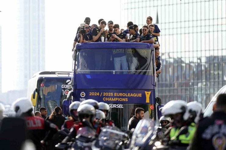 FENERBAHÇE EUROLEAGUE ŞAMPİYONLUĞUNU TARAFTARIYLA KUTLADI