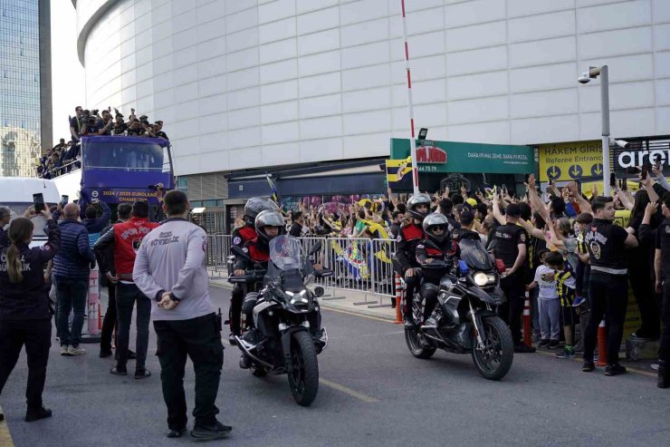 FENERBAHÇE EUROLEAGUE ŞAMPİYONLUĞUNU TARAFTARIYLA KUTLADI