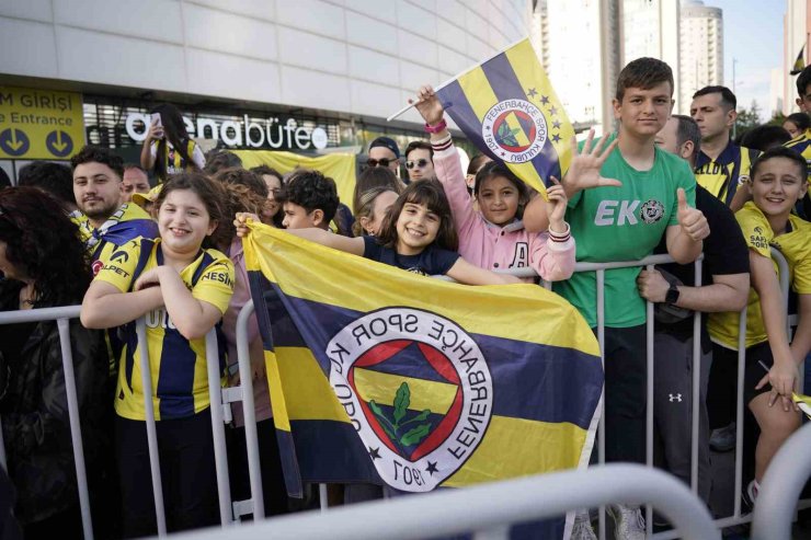 FENERBAHÇE EUROLEAGUE ŞAMPİYONLUĞUNU TARAFTARIYLA KUTLADI