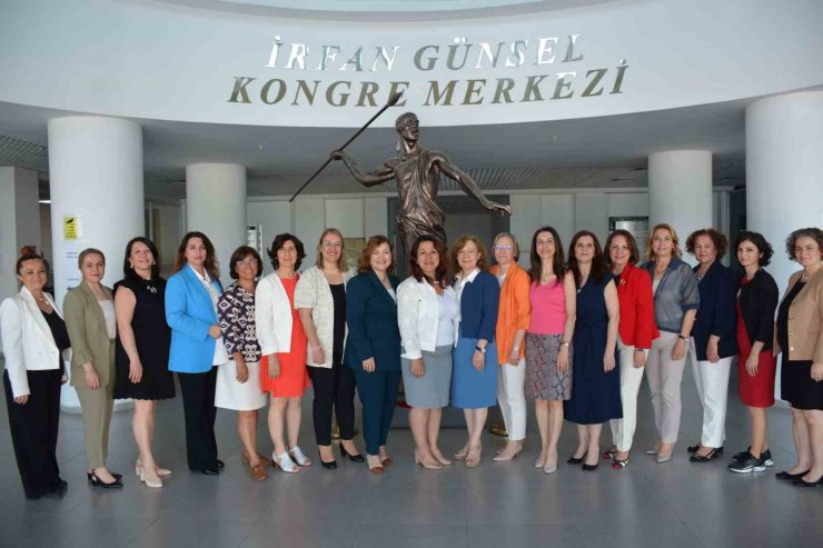 16 ÜNİVERSİTENİN HEMŞİRELİK FAKÜLTESİ DEKANLARI KIBRIS’TA TOPLANDI