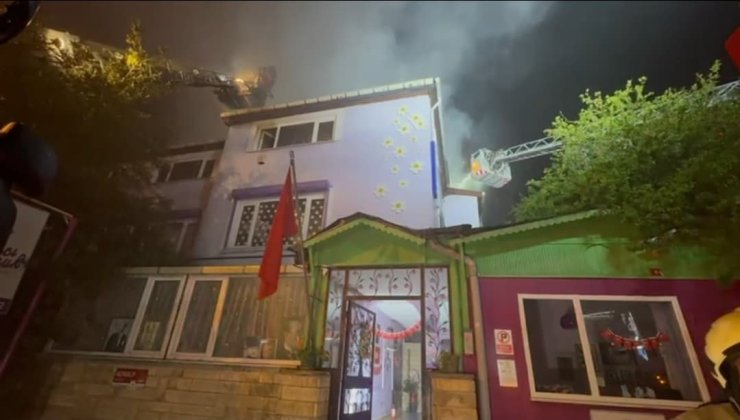 SARIYER’DE ANAOKULUNDA BAŞLAYAN YANGIN YAN BİNAYA SIÇRADI: 2 KİŞİ DUMANDAN ETKİLENDİ