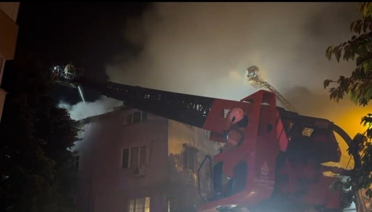 SARIYER’DE ANAOKULUNDA BAŞLAYAN YANGIN YAN BİNAYA SIÇRADI: 2 KİŞİ DUMANDAN ETKİLENDİ