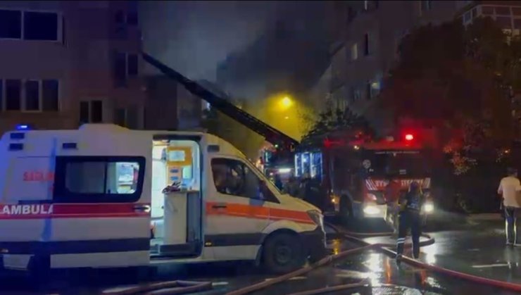 SARIYER’DE ANAOKULUNDA BAŞLAYAN YANGIN YAN BİNAYA SIÇRADI: 2 KİŞİ DUMANDAN ETKİLENDİ