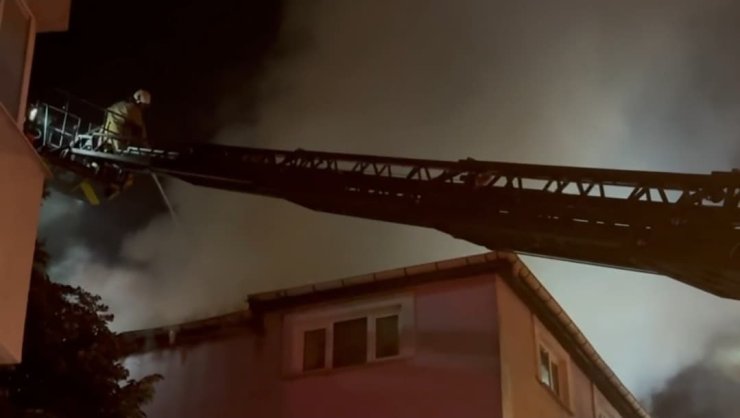 SARIYER’DE ANAOKULUNDA BAŞLAYAN YANGIN YAN BİNAYA SIÇRADI: 2 KİŞİ DUMANDAN ETKİLENDİ