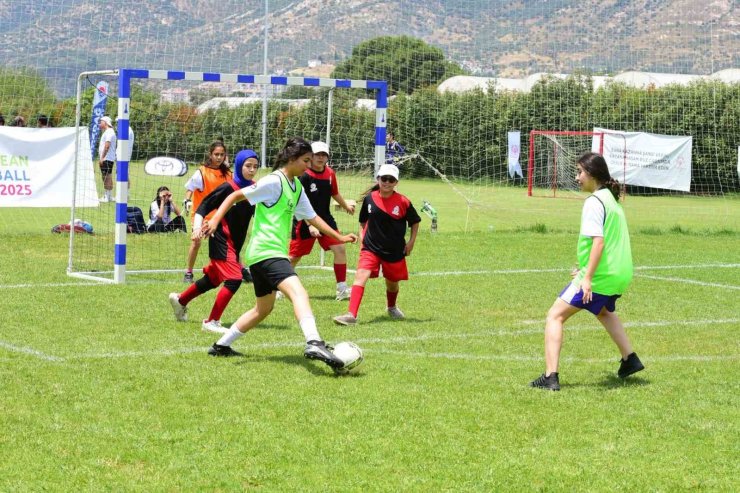 160 ÖZEL SPORCU İZMİR BAYINDIR’DA YEŞİL SAHADA BULUŞTU