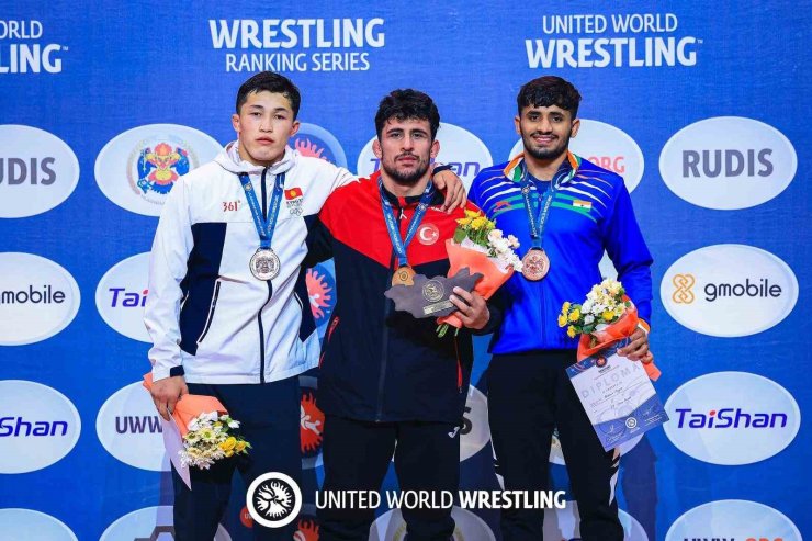 MİLLİ GÜREŞÇİLERDEN 5 MADALYA