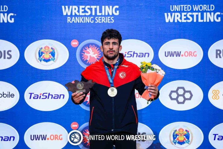 MİLLİ GÜREŞÇİLERDEN 5 MADALYA