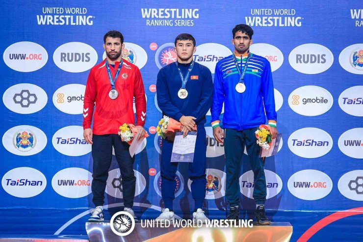 MİLLİ GÜREŞÇİLERDEN 5 MADALYA