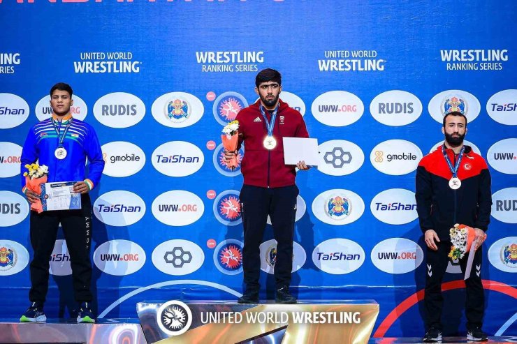 MİLLİ GÜREŞÇİLERDEN 5 MADALYA