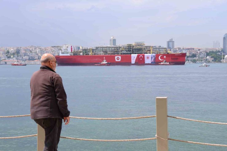 ’OSMAN GAZİ’ BOĞAZDAN KARADENİZ’E SU FISKİYELERİYLE UĞURLANDI
