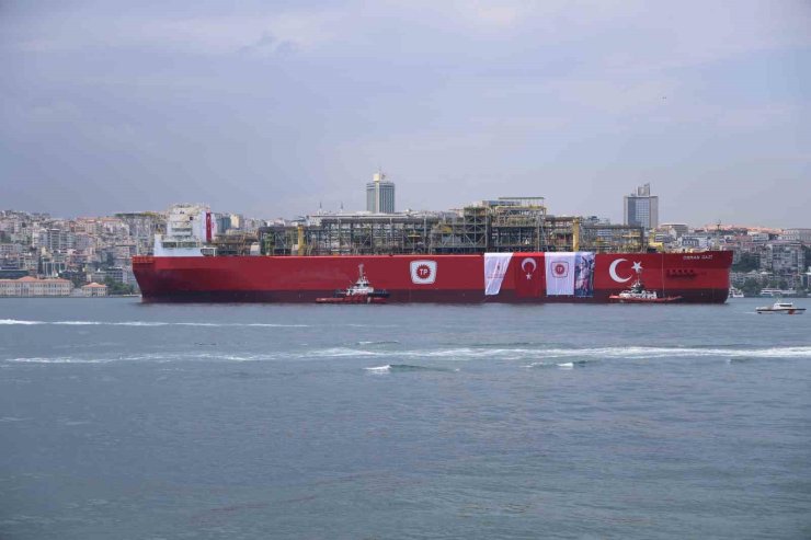 ’OSMAN GAZİ’ BOĞAZDAN KARADENİZ’E SU FISKİYELERİYLE UĞURLANDI