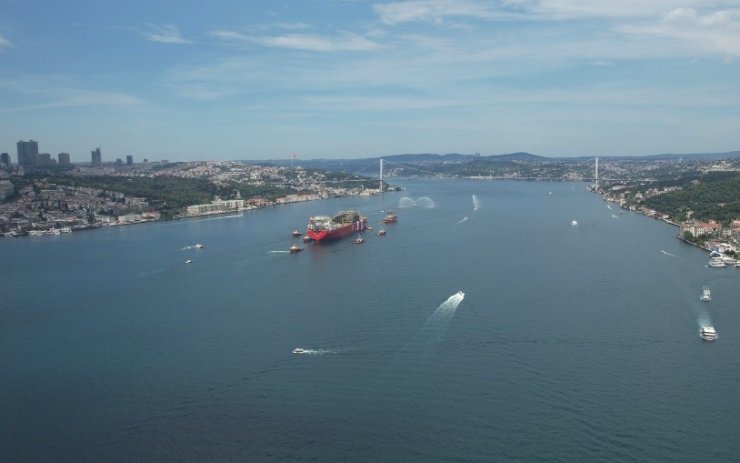 ’OSMAN GAZİ’ BOĞAZDAN KARADENİZ’E SU FISKİYELERİYLE UĞURLANDI