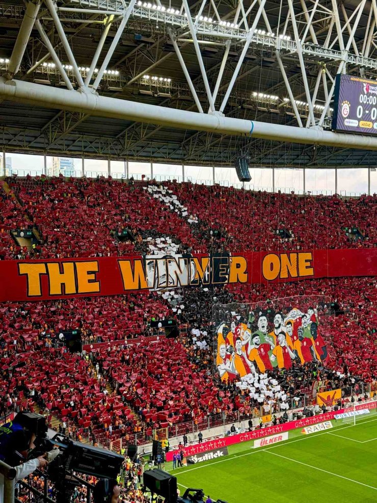 GALATASARAY TARAFTARINDAN, ŞAMPİYONLUĞA ÖZEL KOREOGRAFİ