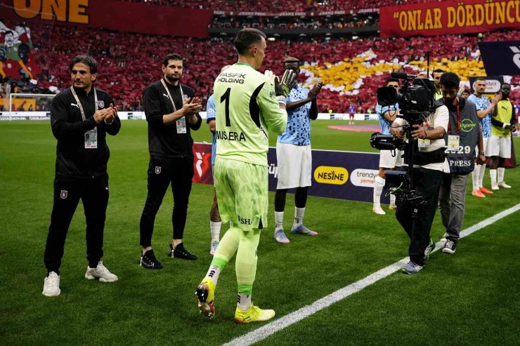 BAŞAKŞEHİR, ŞAMPİYON GALATASARAY’I ALKIŞLADI