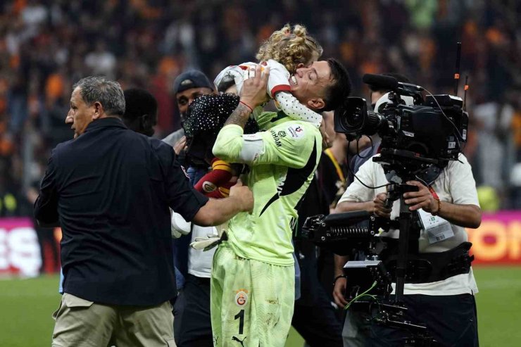 GALATASARAY ŞAMPİYONLUĞU TARAFTARI ÖNÜNDE KUTLADI