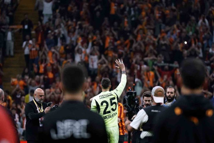 GALATASARAY ŞAMPİYONLUĞU TARAFTARI ÖNÜNDE KUTLADI