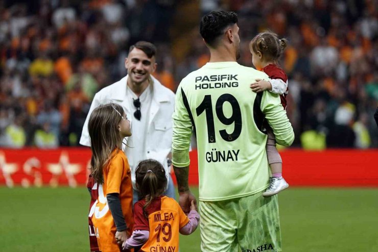GALATASARAY ŞAMPİYONLUĞU TARAFTARI ÖNÜNDE KUTLADI