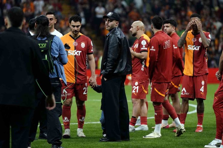 GALATASARAY ŞAMPİYONLUĞU TARAFTARI ÖNÜNDE KUTLADI