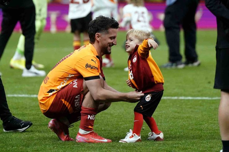 GALATASARAY ŞAMPİYONLUĞU TARAFTARI ÖNÜNDE KUTLADI